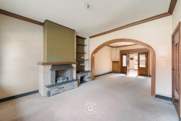 TE RENOVEREN ruime woning MET GARAGE boordevol karakter e...