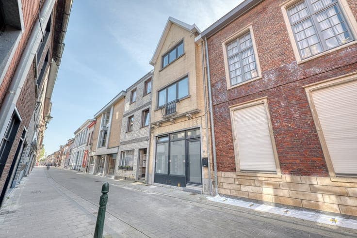Goed gelegen gerenoveerde woning met 4-5 slaapkamers en r...