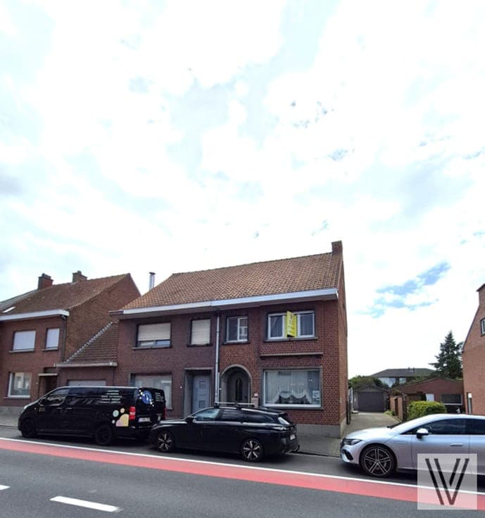Op te frissen woning met garage en zonnige tuin