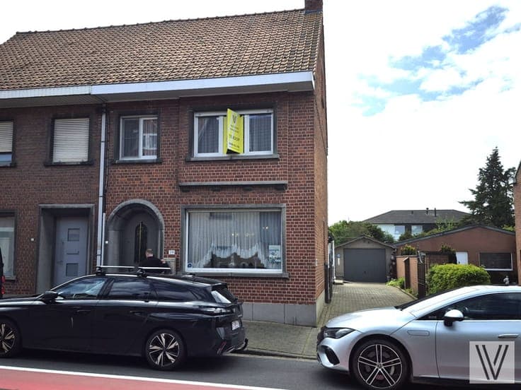 Op te frissen woning met garage en zonnige tuin