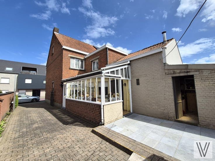 Op te frissen woning met garage en zonnige tuin