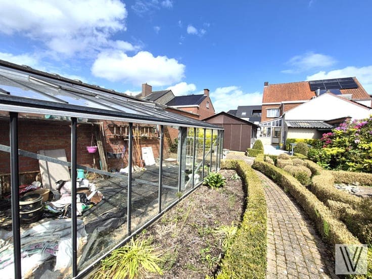 Op te frissen woning met garage en zonnige tuin