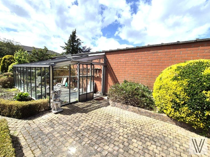 Op te frissen woning met garage en zonnige tuin