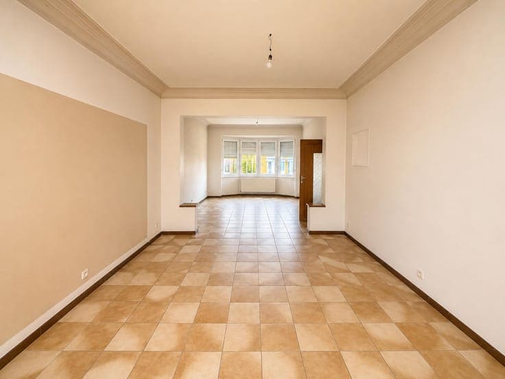 SPACIOUS 4-BEDROOM HOUSE + TERRACE + LARGE GARAGE