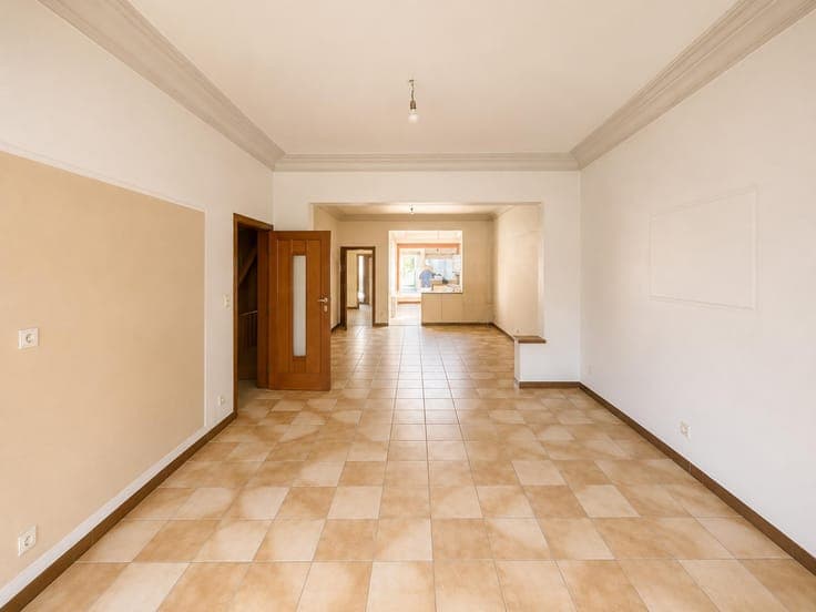 SPACIOUS 4-BEDROOM HOUSE + TERRACE + LARGE GARAGE