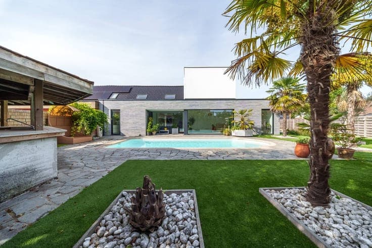 Exclusive house for sale in Saint John with swimming pool