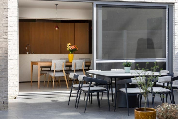 Verrassend ruime halfopen woning met 5 slaapkamers.