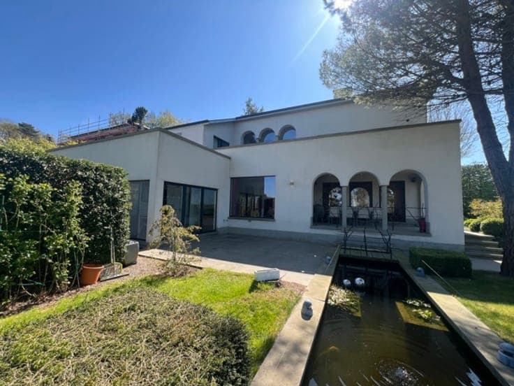On the heights, luminous villa with views over the valley