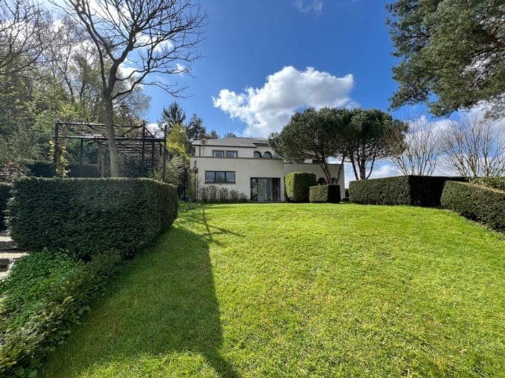 On the heights, luminous villa with views over the valley