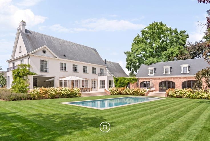 French villa with swimming pool and poolhouse