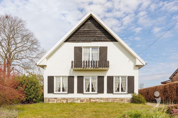 Ruime gezinswoning met potentieel op zonnig perceel van 9a 9