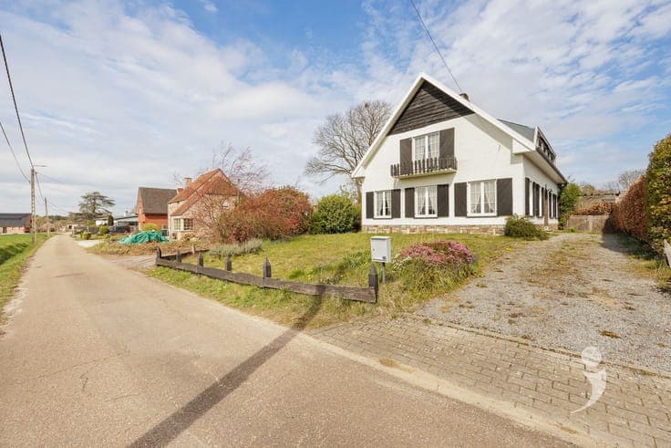 Ruime gezinswoning met potentieel op zonnig perceel van 9a 9