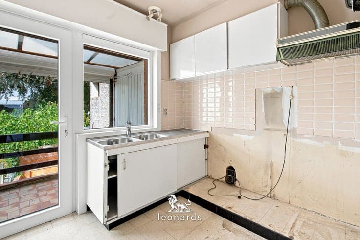 Home to refresh in a prime Deerlijk location