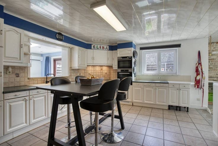 Spacious home with studio, garage and three bedrooms!