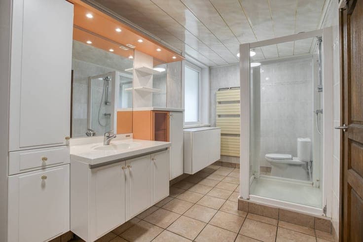 Spacious home with studio, garage and three bedrooms!