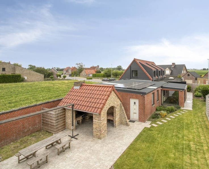 Spacious home with studio, garage and three bedrooms!
