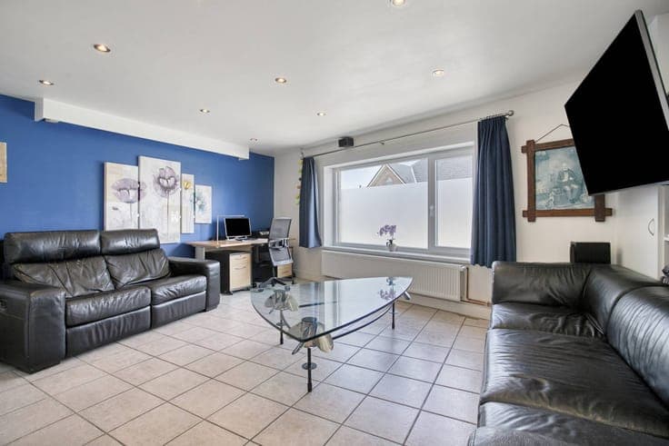 Spacious home with studio, garage and three bedrooms!
