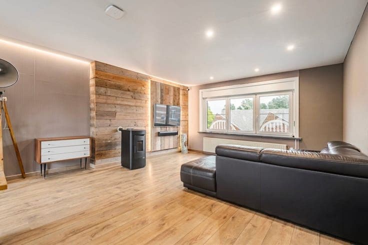Spacious house with a large garage, 3 bedrooms & terrace