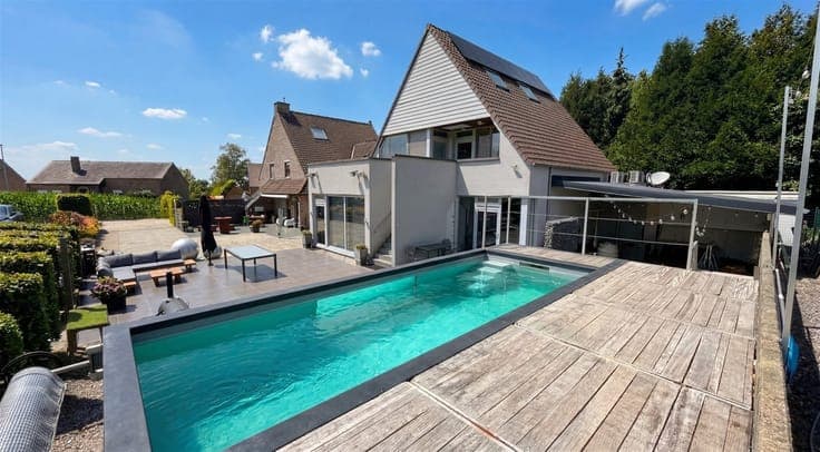 Exclusive domain for sale Ready-to-move-in private residence
