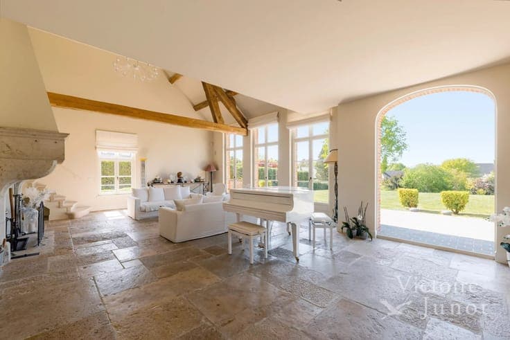 Exceptional villa over 1000m² located on a plot of approxima
