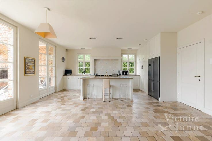 Exceptional villa over 1000m² located on a plot of approxima