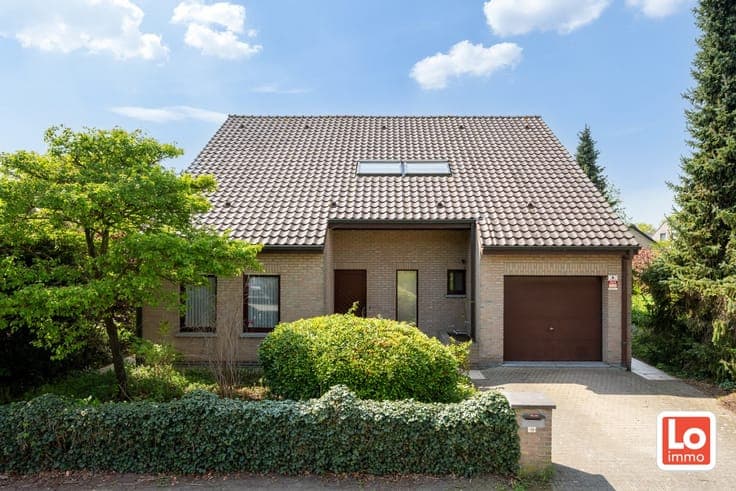 Ruime en degelijke open woning met inpandige garage en ge...