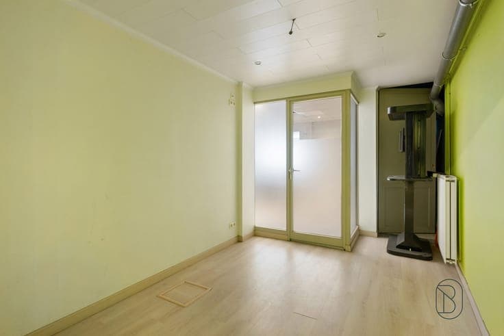 Commercial property with spacious quarters, garage & terrace
