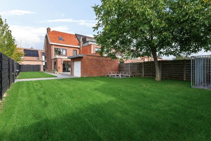 INSTAPKLARE H.O.B. MET 3 SLK, TUIN EN GARAGE NABIJ HET CE...