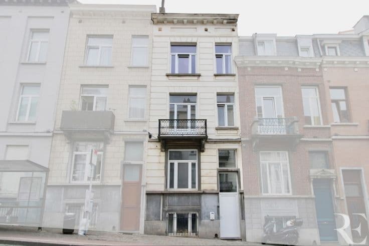 IXELLES | 4/5-BED. HOUSE TO RENOVATE – 209m² WITH 16m² COURT