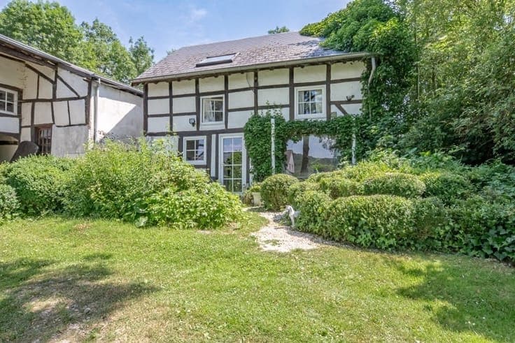 Spacious half-timbered farmhouse in the heart of the Roanne