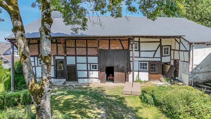 Spacious half-timbered farmhouse in the heart of the Roanne