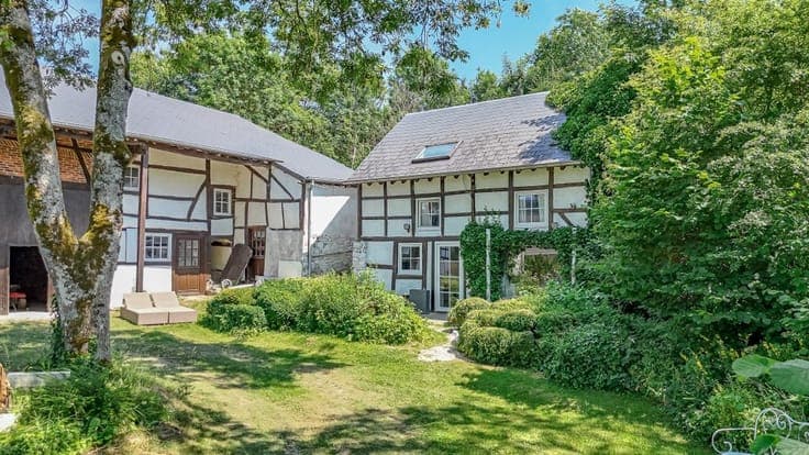 Spacious half-timbered farmhouse in the heart of the Roanne