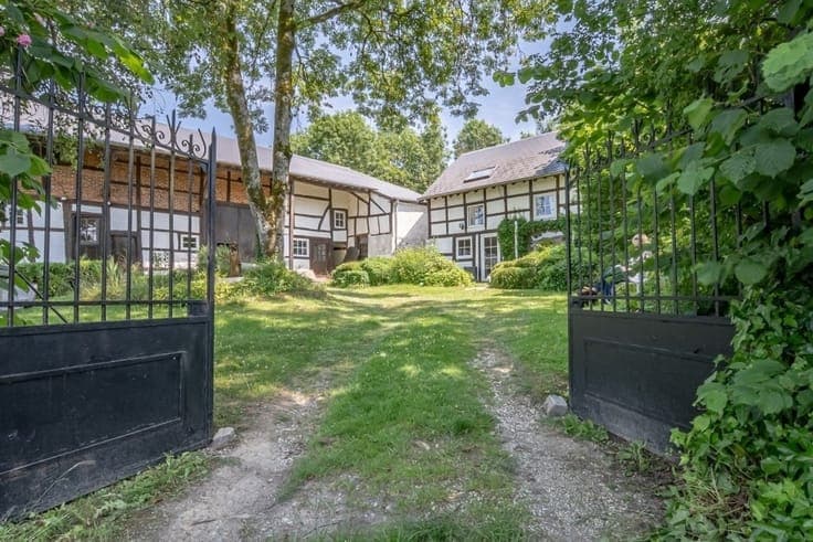 Spacious half-timbered farmhouse in the heart of the Roanne
