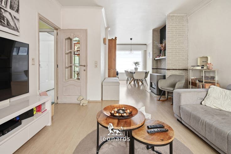 Spacious semi-detached family home with an outbuilding