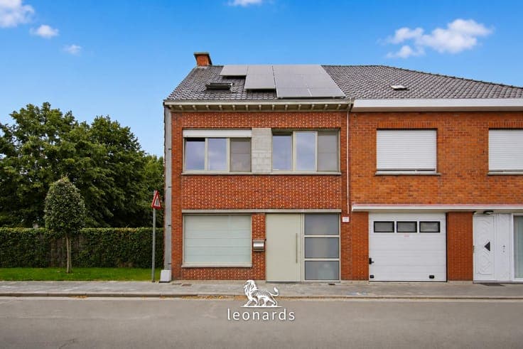 Spacious semi-detached family home with an outbuilding