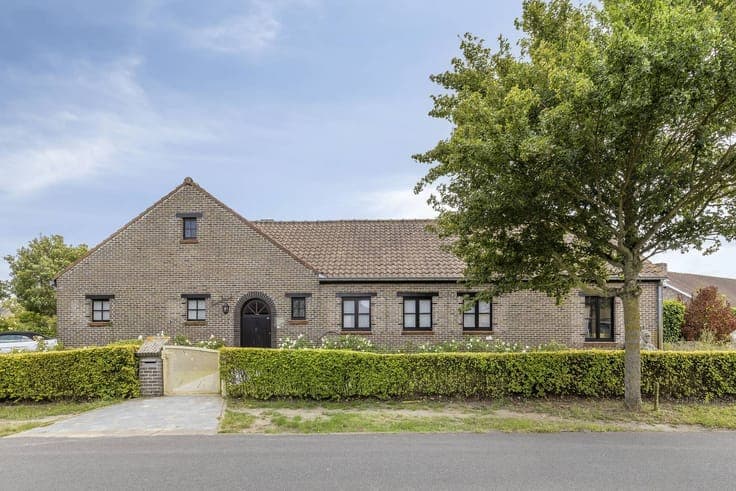 Spacious single-storey villa with double garage in Koksijde