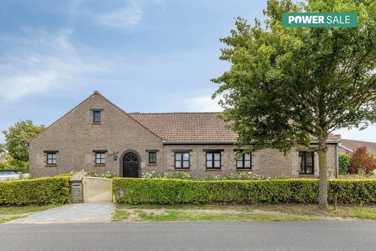 Spacious single-storey villa with double garage in Koksijde