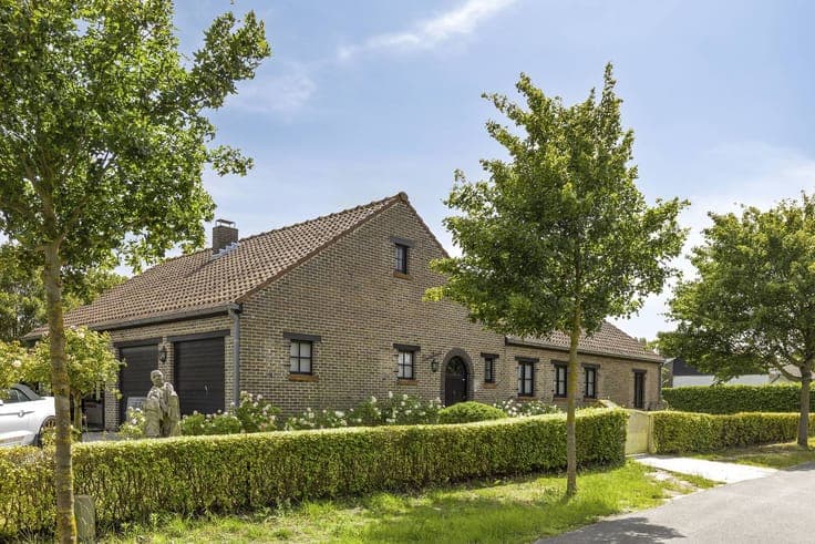 Spacious single-storey villa with double garage in Koksijde