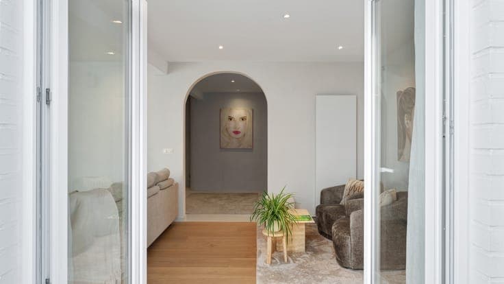 EXCLUSIEVE en VOLLEDIG gerenoveerde charmante stadswonin...