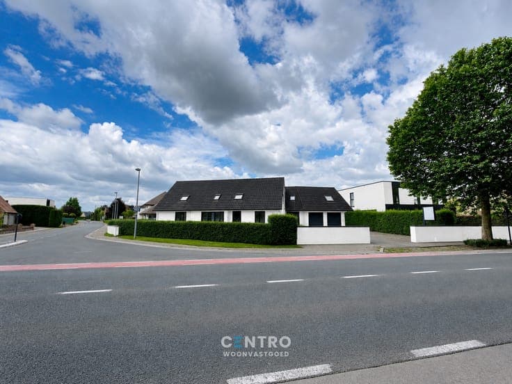 Vrijstaande VILLA (430m²) op een hoekperceel van ± 1.200 ...