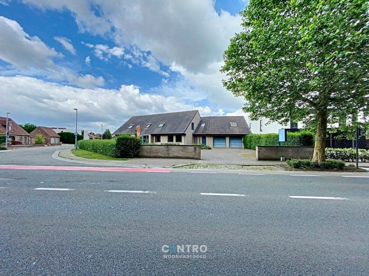 Vrijstaande VILLA (430m²) op een hoekperceel van ± 1.200 ...
