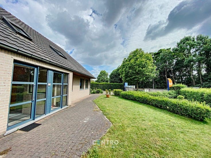 Vrijstaande VILLA (430m²) op een hoekperceel van ± 1.200 ...