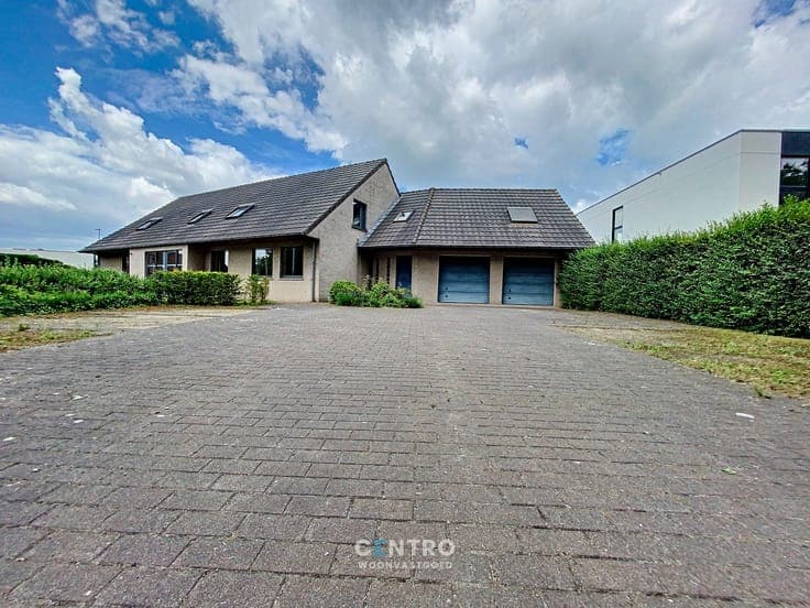 Vrijstaande VILLA (430m²) op een hoekperceel van ± 1.200 ...