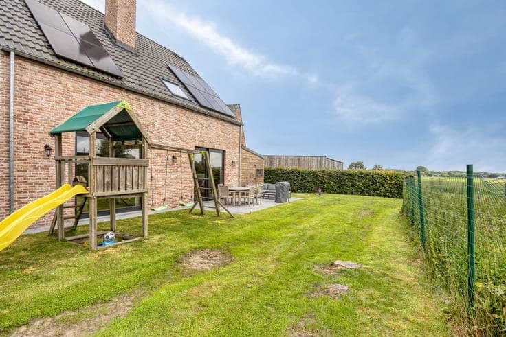 RESIDENTIEEL GELEGEN VILLA MET 4 SLPKS, 2 BADKS EN ZONNIG...