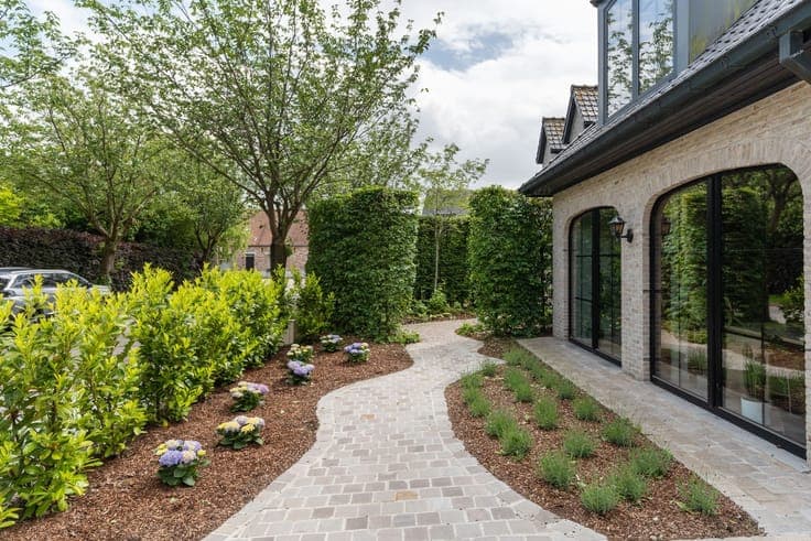 Villa met kantoorruimte op uitstekende locatie