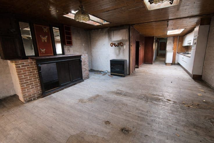 Ruime te renoveren betaalbare woning met zij-ingang, 3 sl...