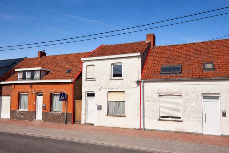 Ruime te renoveren betaalbare woning met zij-ingang, 3 sl...