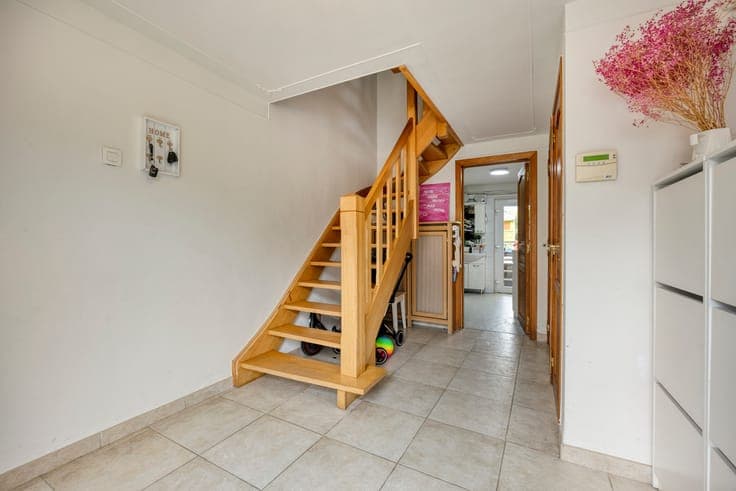 Spacious family home with garage and sunny garden in Strombe