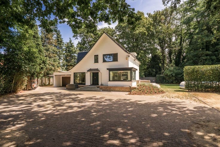 Exclusive villa hidden in a green oasis on a 1,289 m² plot