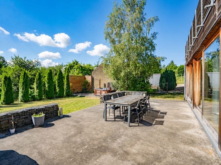 4-bdrm house with a terrace, garden, and 2 garages - Nothomb